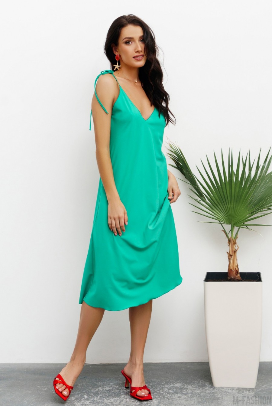 Зеленое платье-комбинация расклешенного кроя - Фото 1