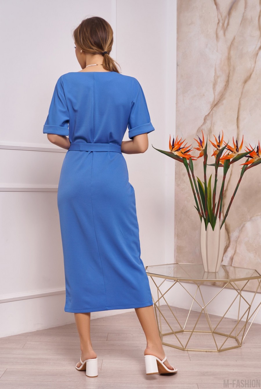 Голубое платье с разрезом и короткими рукавами- Фото 3