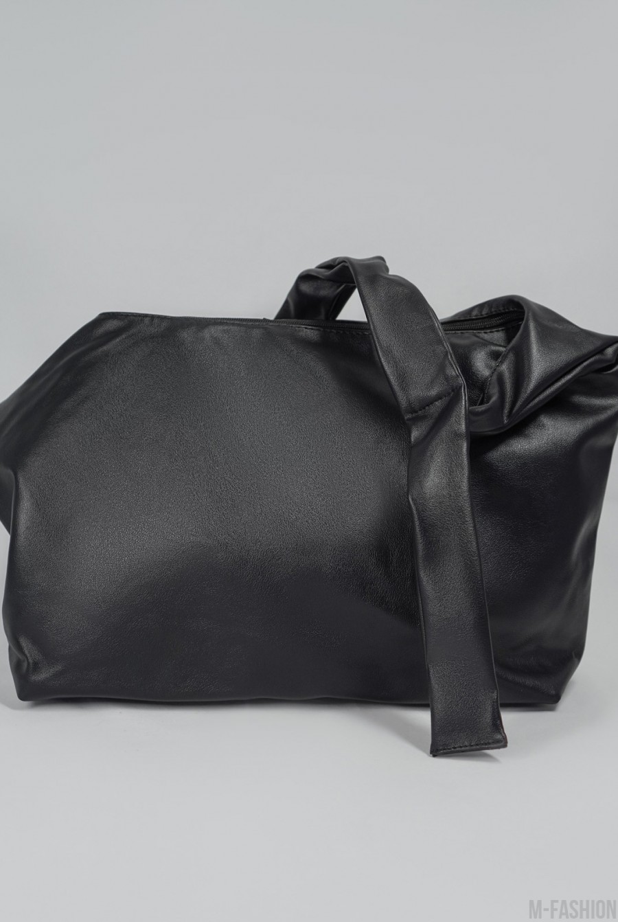 Черная вместительная сумка с одной ручкой - Фото 1