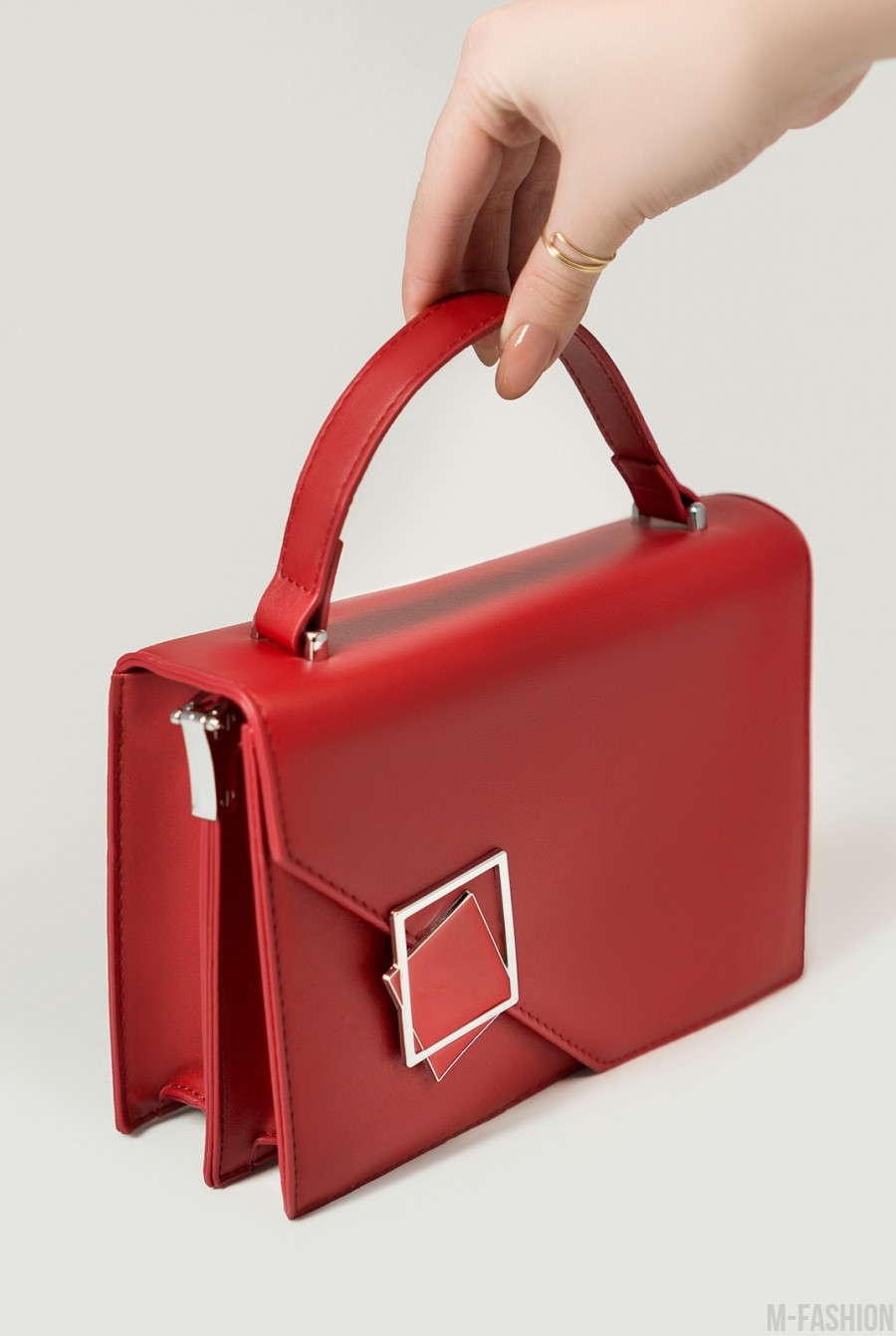 Красная каркасная прямоугольная сумка с металлическим декором- Фото 2