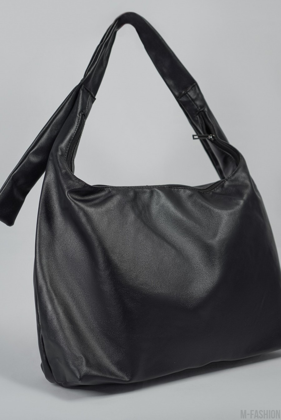Черная вместительная сумка с одной ручкой- Фото 3