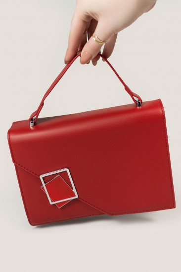 Красная каркасная прямоугольная сумка с металлическим декором