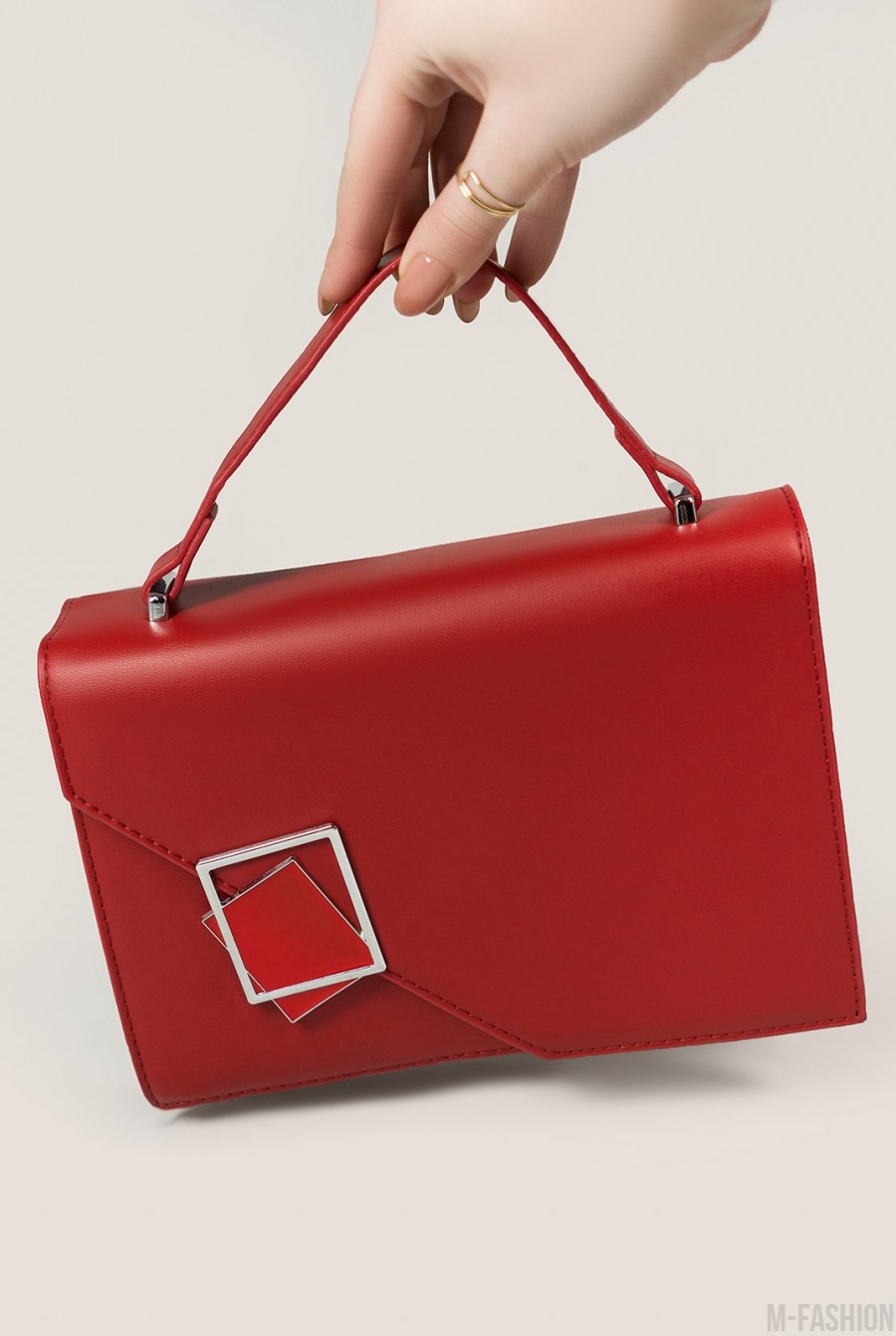 Красная каркасная прямоугольная сумка с металлическим декором - Фото 1