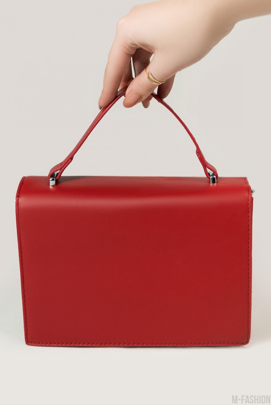 Красная каркасная прямоугольная сумка с металлическим декором- Фото 3