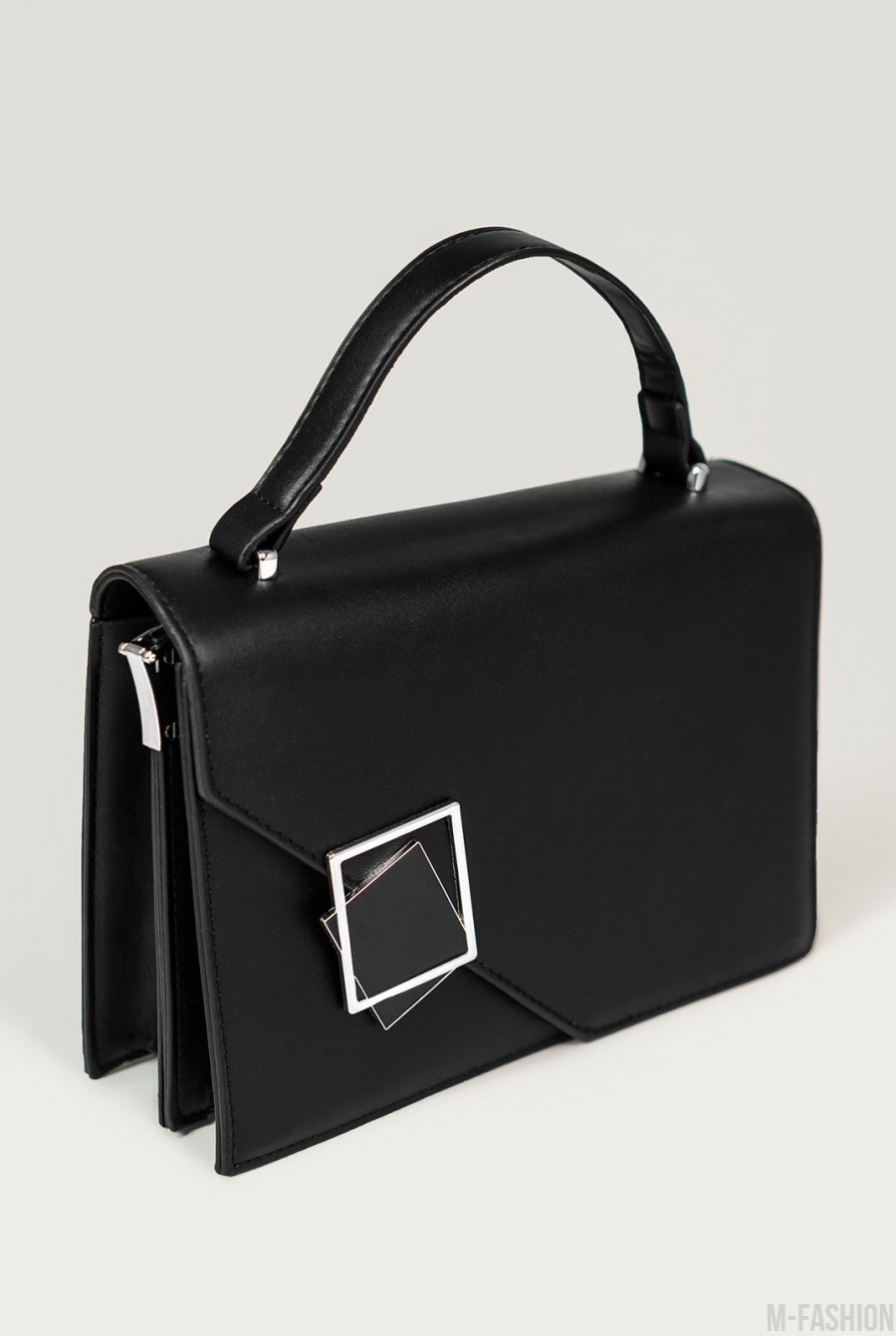 Черная каркасная прямоугольная сумка с металлическим декором- Фото 2
