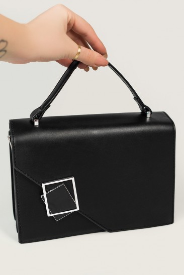 Черная каркасная прямоугольная сумка с металлическим декором