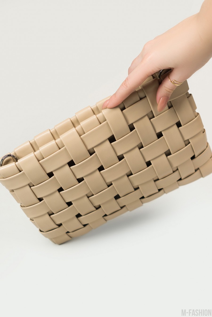 Бежевая прямоугольная плетеная сумка из эко-кожи - Фото 1