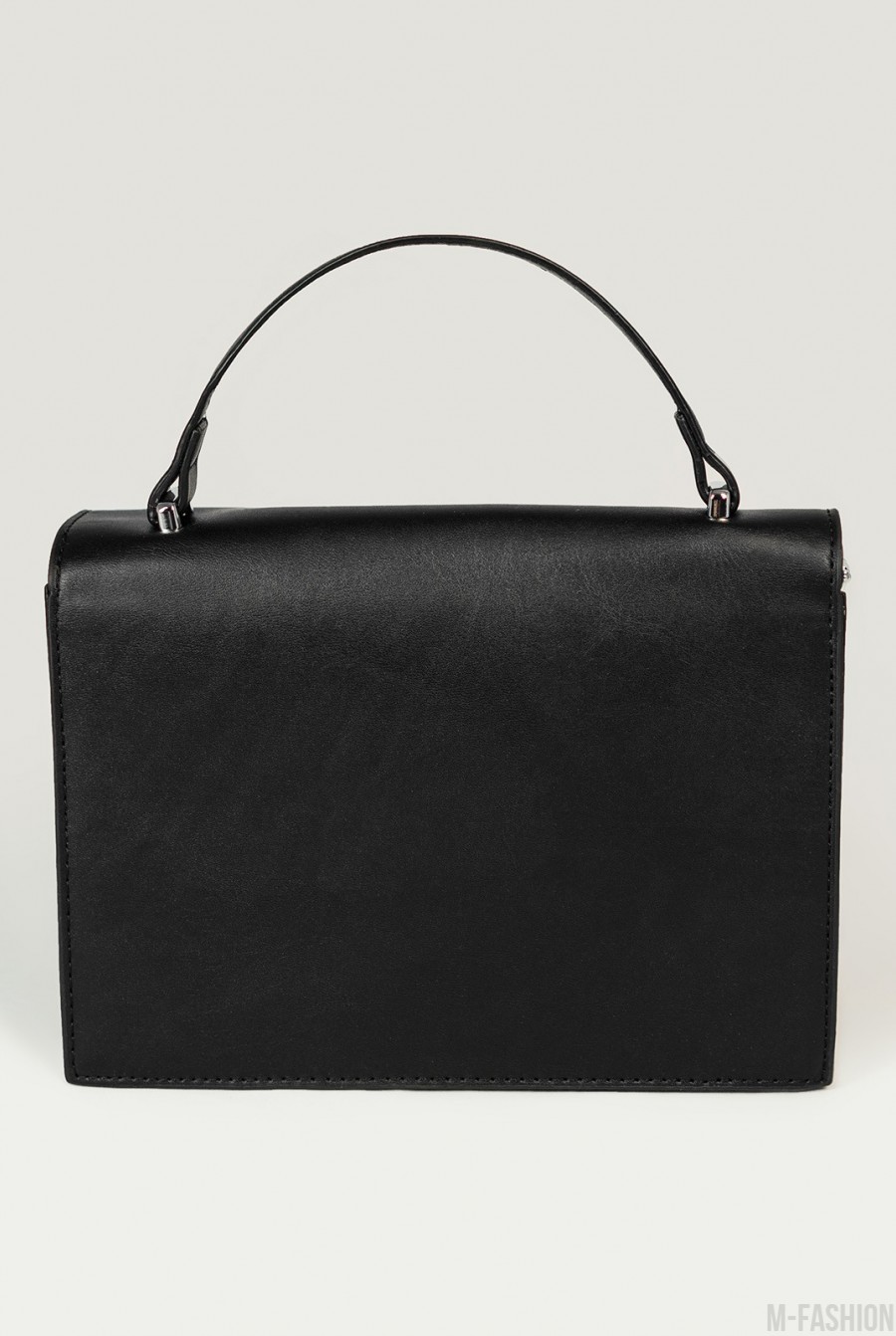Черная каркасная прямоугольная сумка с металлическим декором- Фото 3