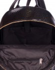 Черный кожаный рюкзак с рисунком под рептилию