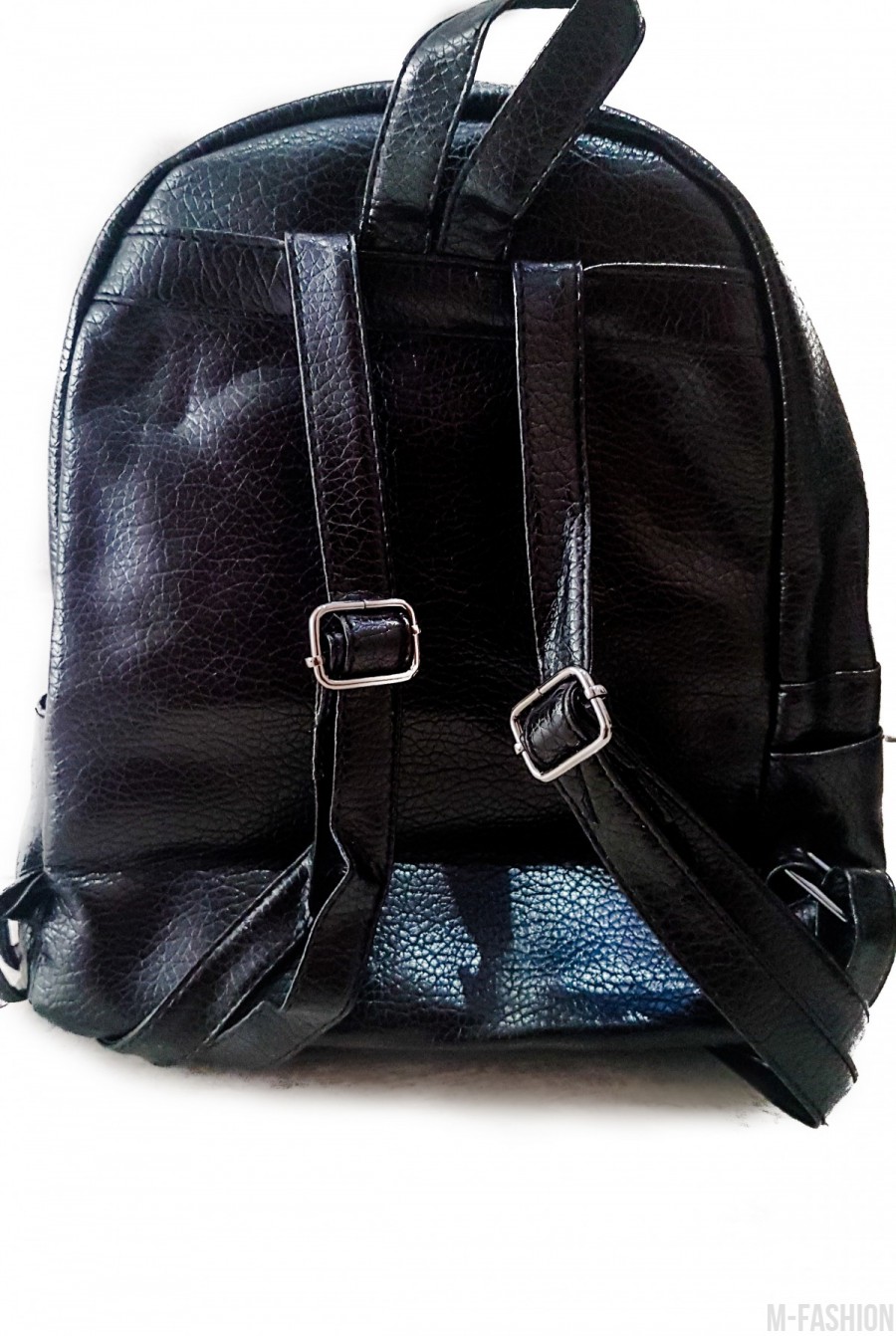 Черный рюкзак из эко-кожи с металлическими крестиками- Фото 3