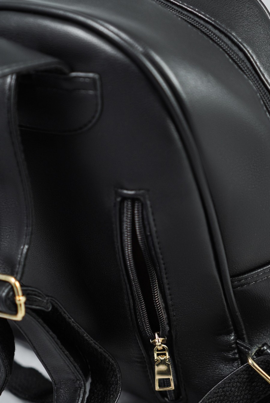 Черный кожаный рюкзак с карманами- Фото 4