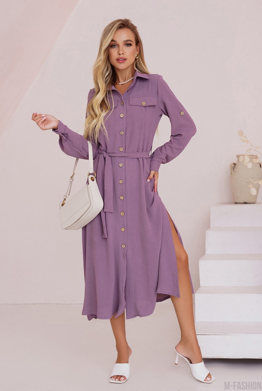 Темно-фиолетовое платье-рубашка с боковыми разрезами - Фото 1