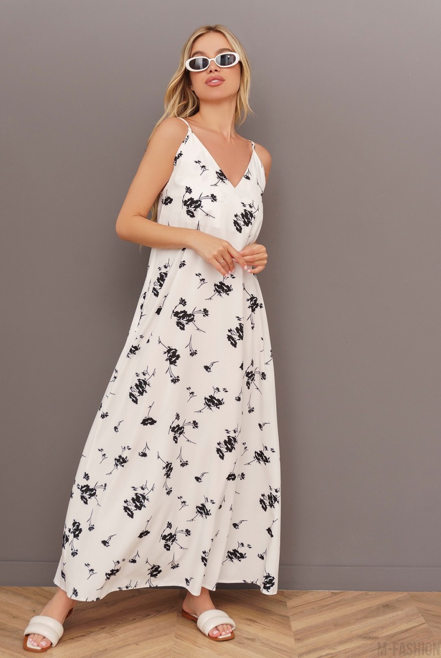Белое длинное платье-комбинация с принтом - Фото 1