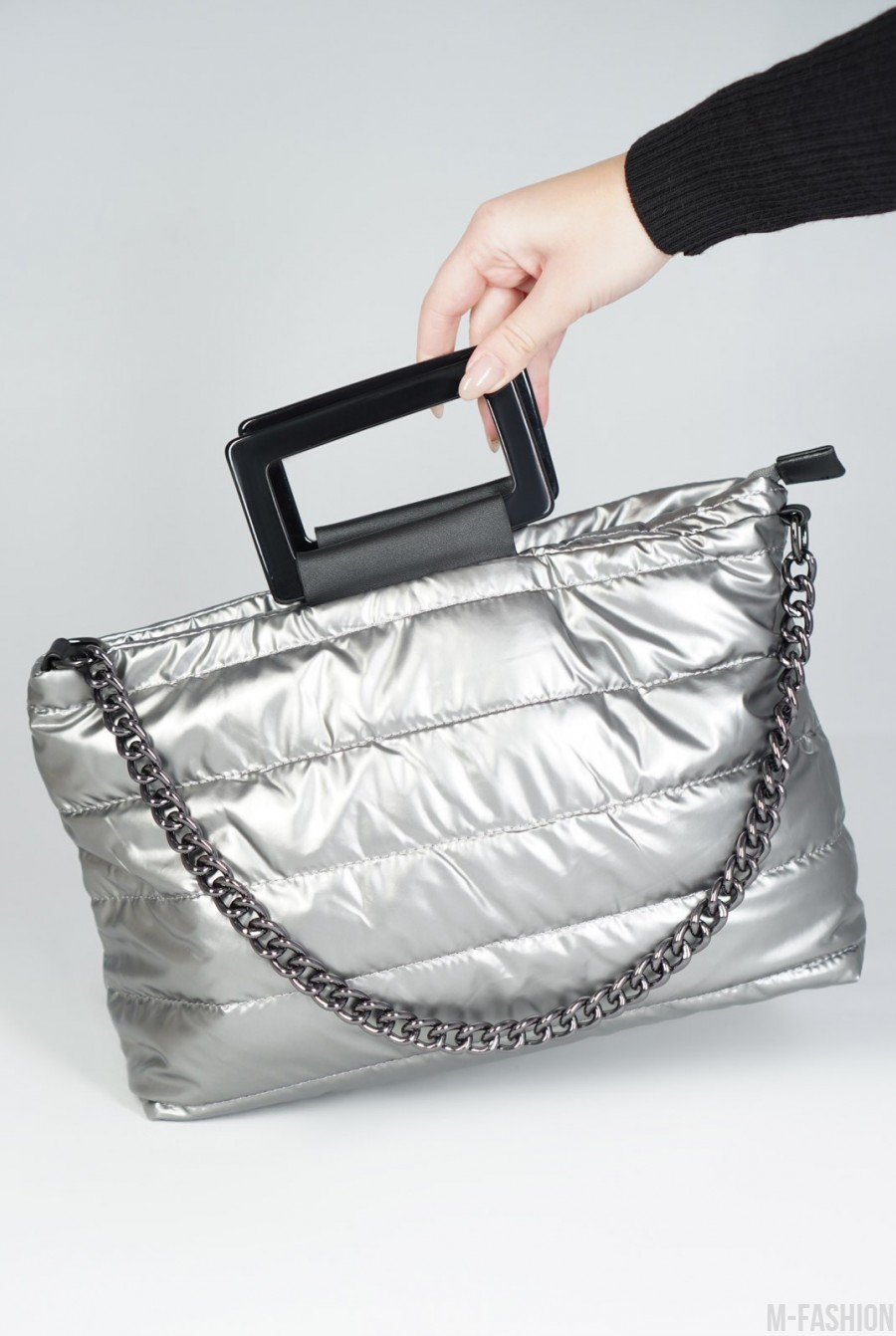 Серебряная болоньевая сумка с ручками - Фото 1