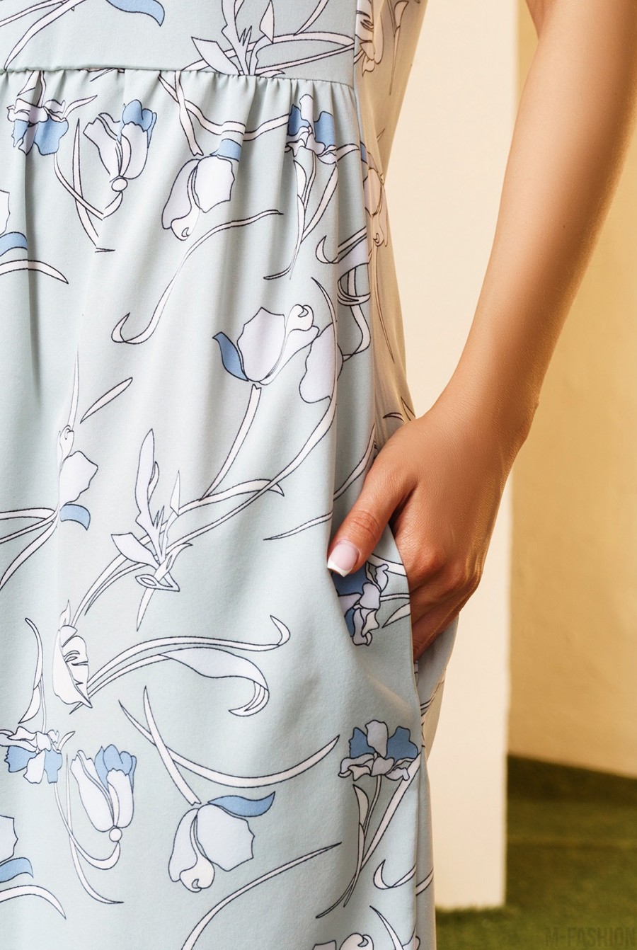 Оливковое классическое платье с короткими рукавами- Фото 4