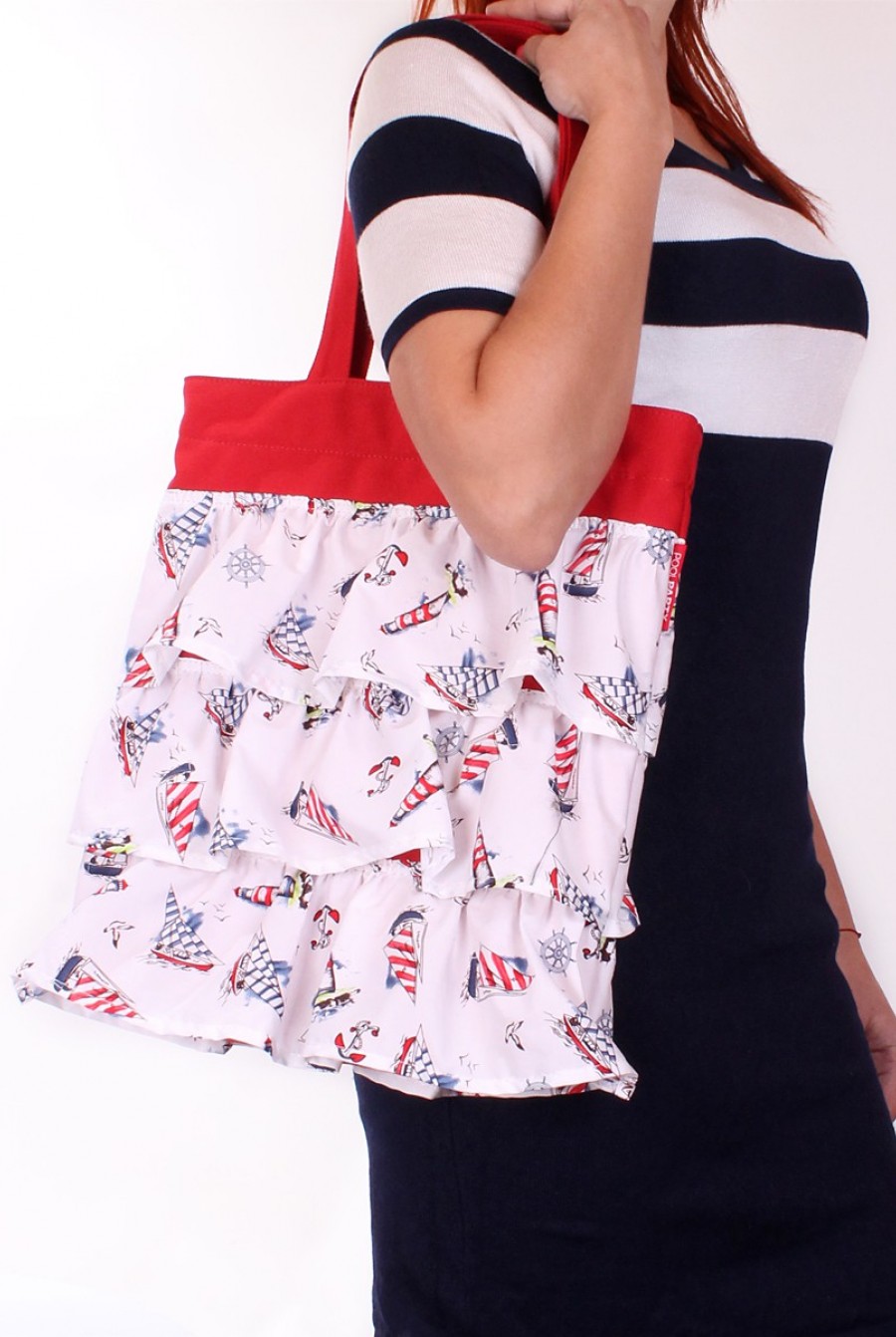 Бело-красная сумка из котона с декоративными рюшами- Фото 3