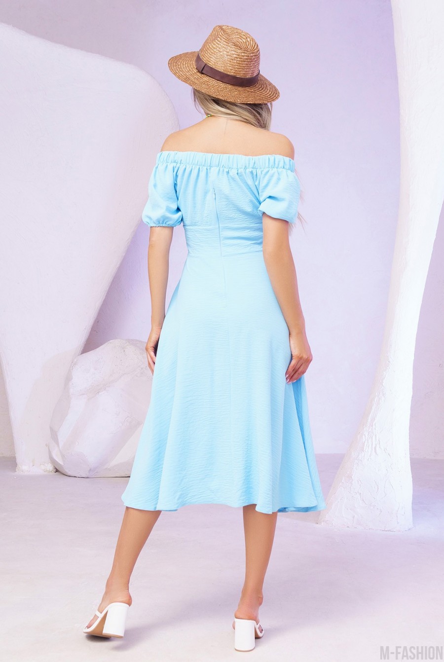 Голубое платье с разрезом и открытыми плечами- Фото 3