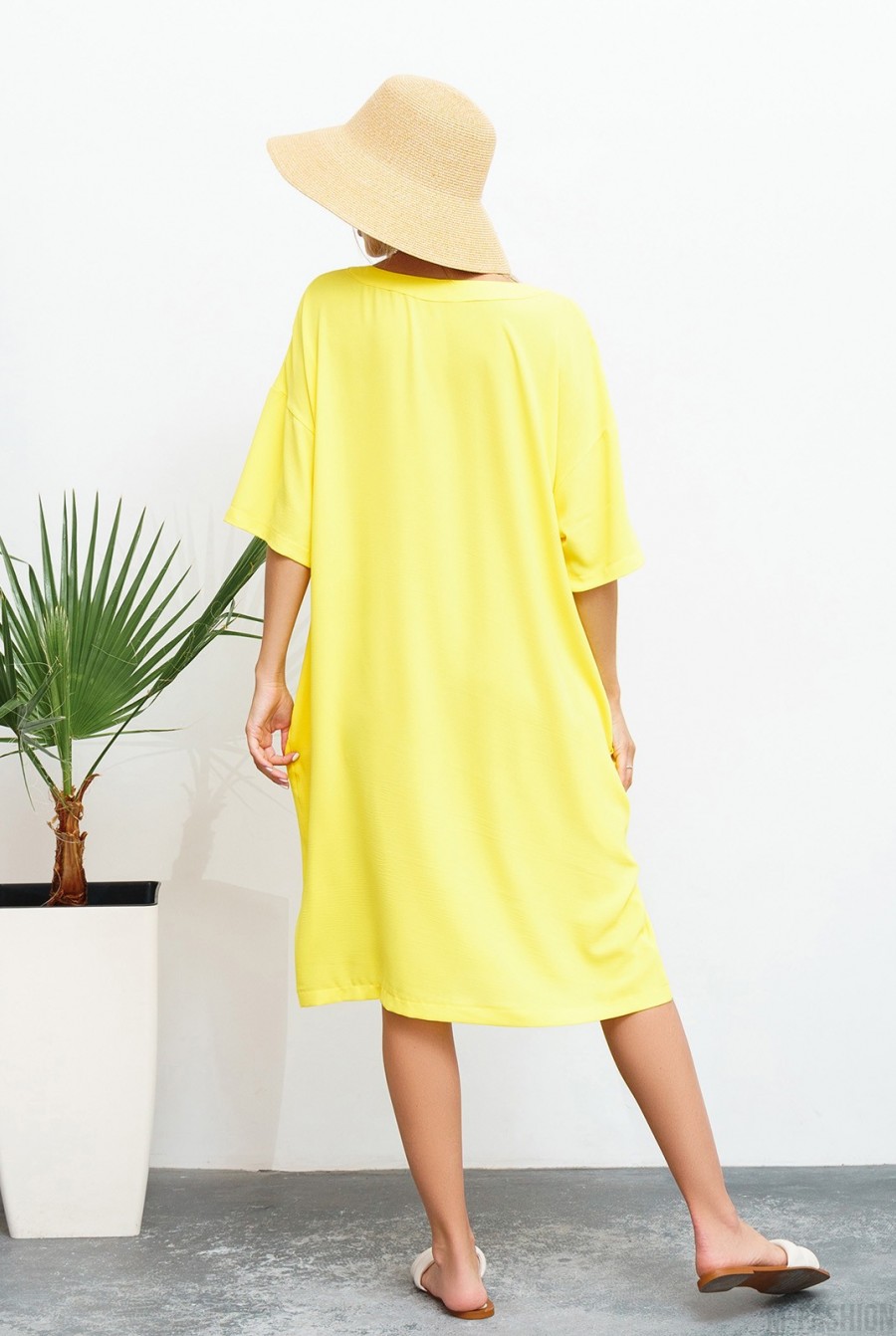 Желтое свободное платье с V-образной горловиной- Фото 3