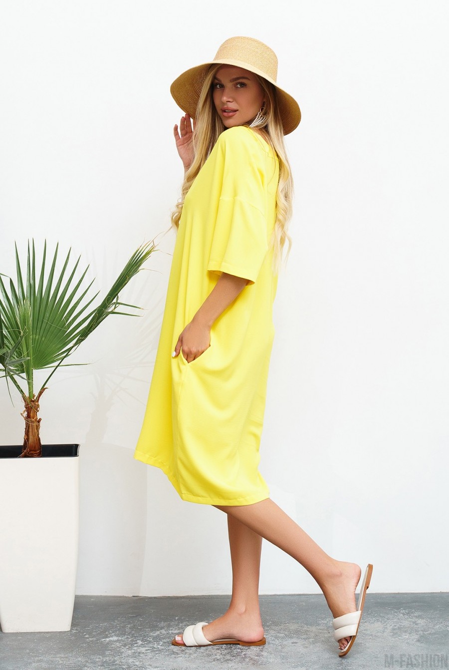 Желтое свободное платье с V-образной горловиной- Фото 2