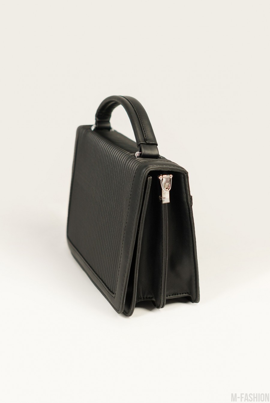 Черная классическая сумка с фактурной вставкой- Фото 2