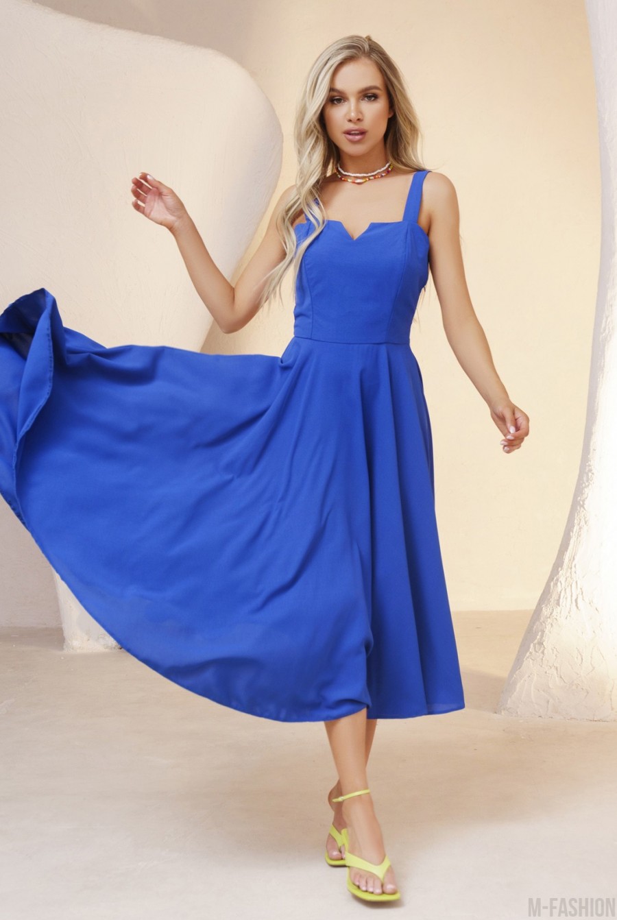 Синее нарядное платье на бретельках - Фото 1