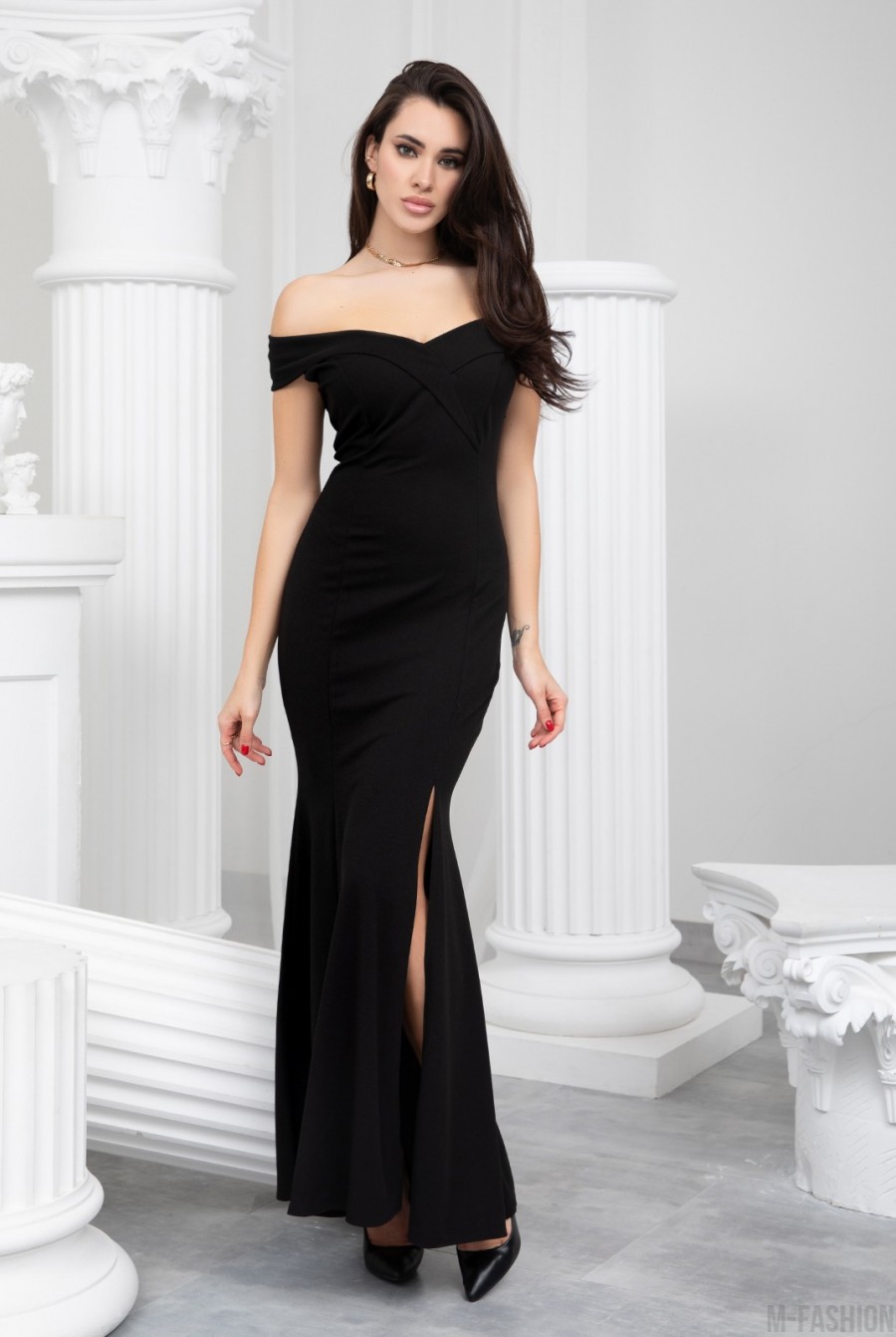 Черное длинное вечернее платье с разрезом - Фото 1