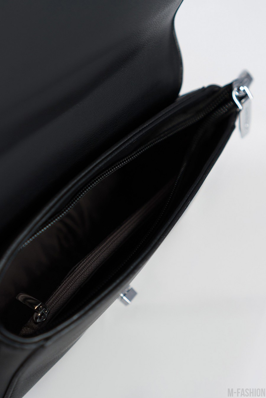 Черная прямоугольная кожаная сумка через плечо- Фото 4