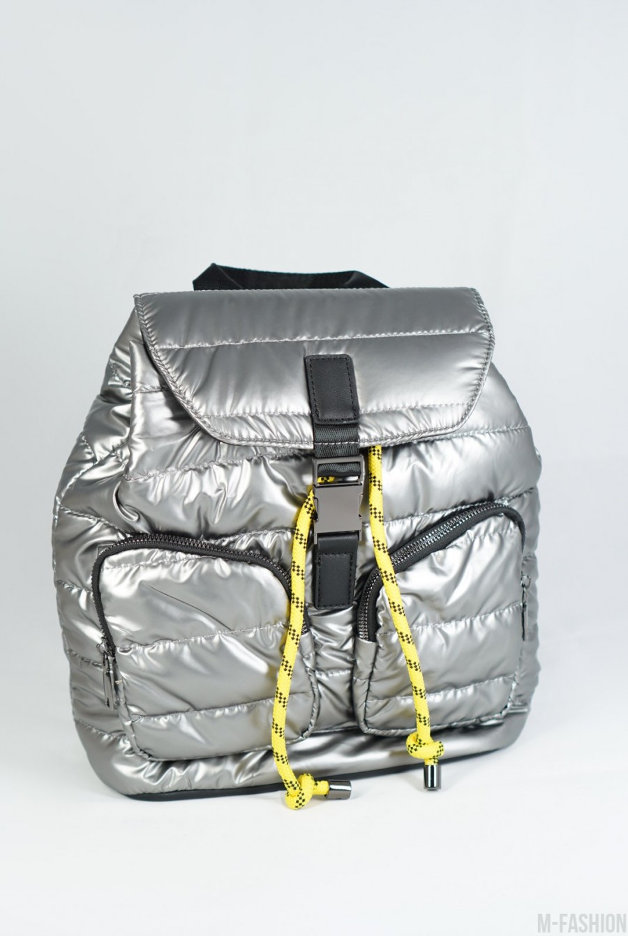 Серебряный болоньевый стеганый рюкзак с карманами - Фото 1