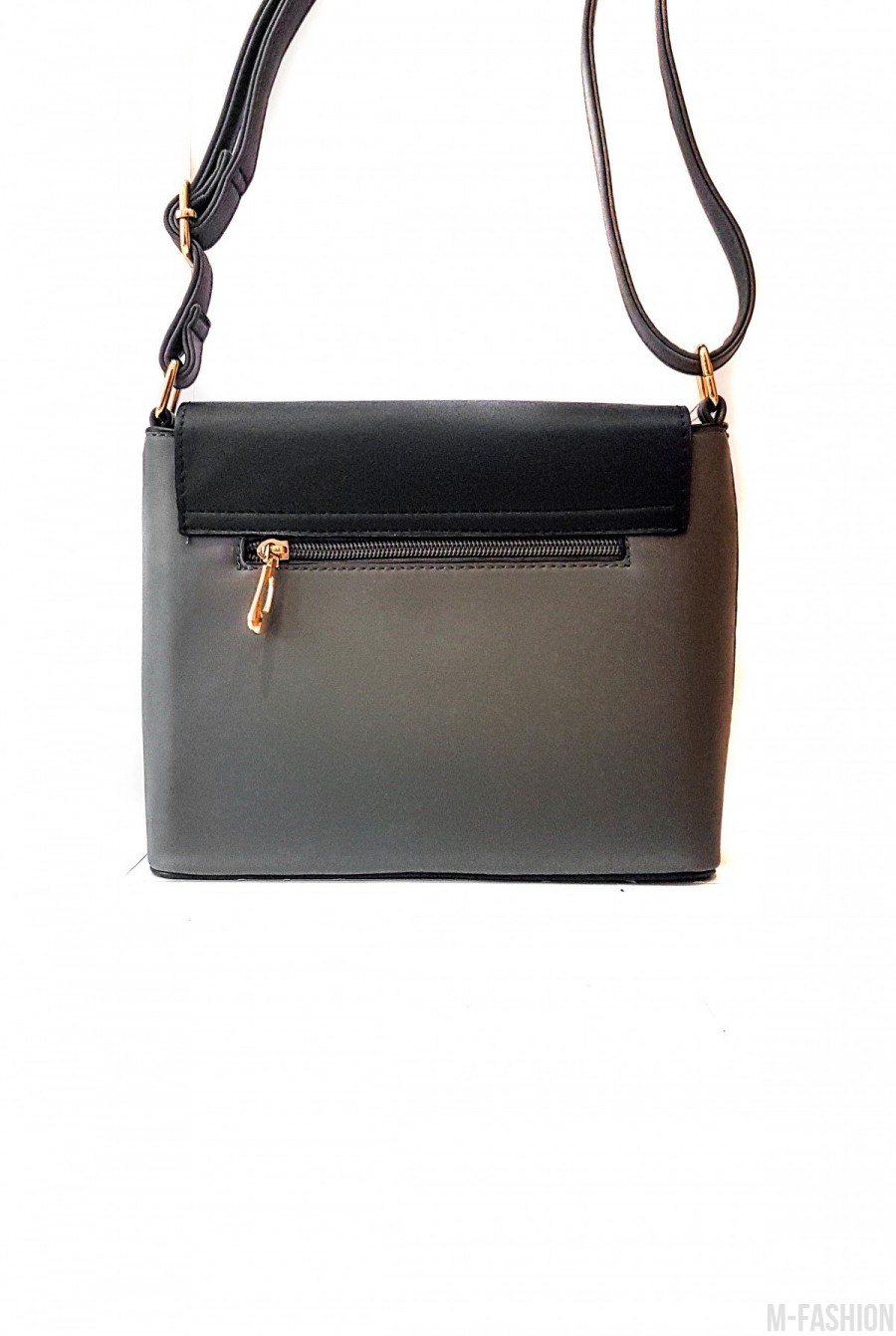 Серая квадратная сумочка на узком ремешке с золотой фурнитурой- Фото 2