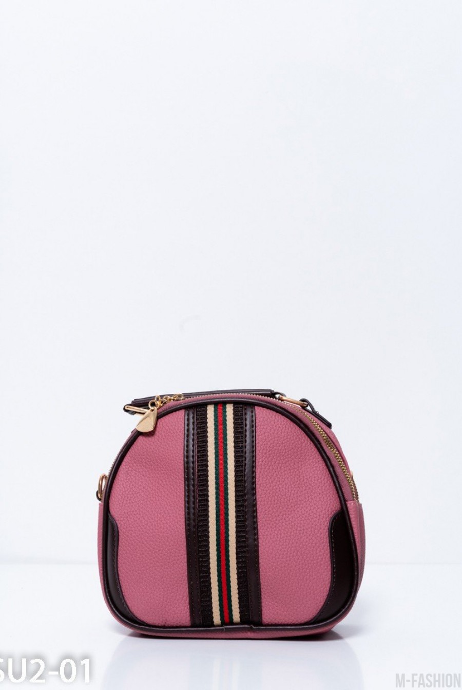 Розовая вместительная сумка из эко-кожи с брелком - Фото 1