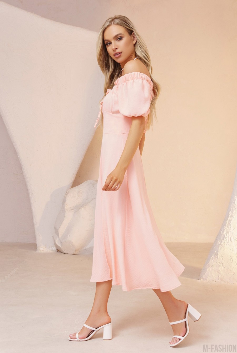 Розовое платье с разрезом и открытыми плечами- Фото 2
