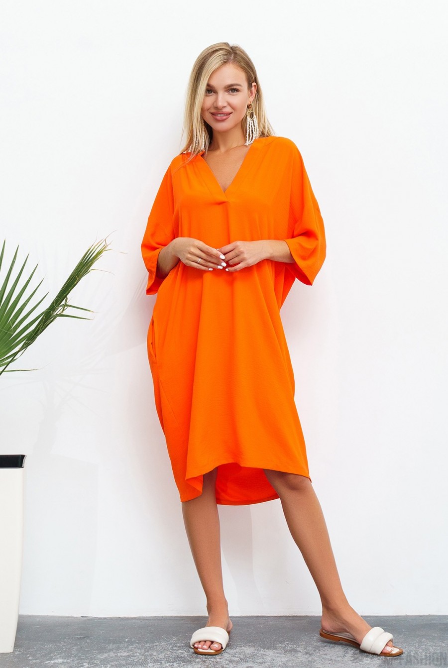 Оранжевое свободное платье с V-образной горловиной - Фото 1