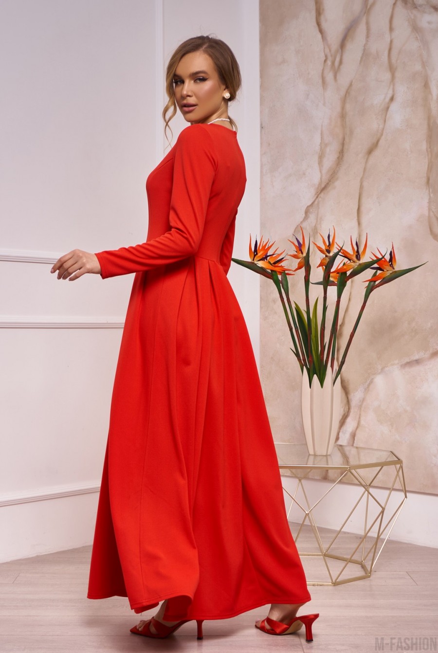 Красное классическое платье с длиной в пол- Фото 2