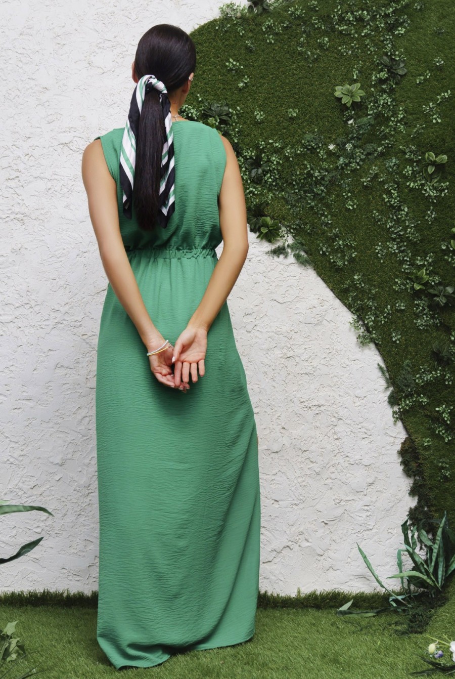 Зеленое хлопковое длинное платье с разрезом- Фото 3