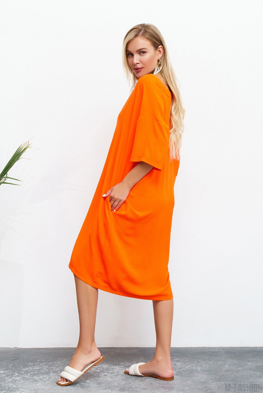Оранжевое свободное платье с V-образной горловиной- Фото 2