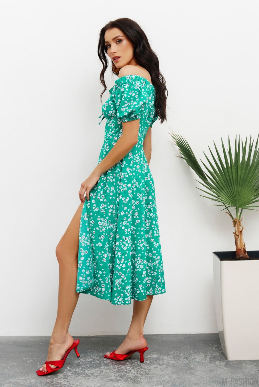 Зеленое цветочное платье с открытыми плечами- Фото 2