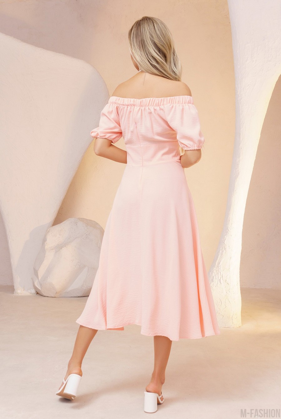 Розовое платье с разрезом и открытыми плечами- Фото 3