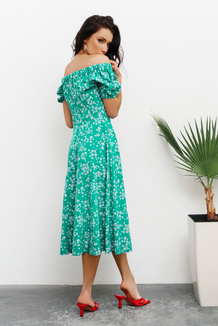 Зеленое цветочное платье с открытыми плечами- Фото 3