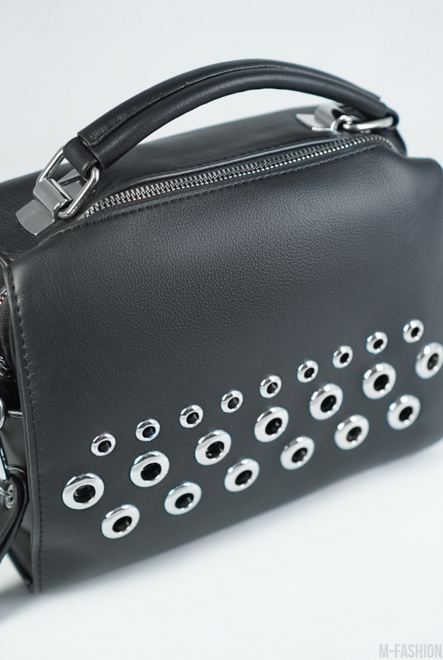 Черная кожаная сумка-чемоданчик с люверсами- Фото 3