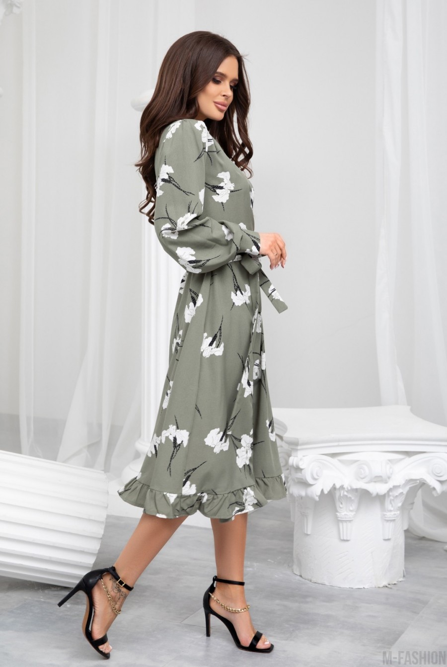 Принтованное платье-халат цвета хаки с воланом- Фото 2
