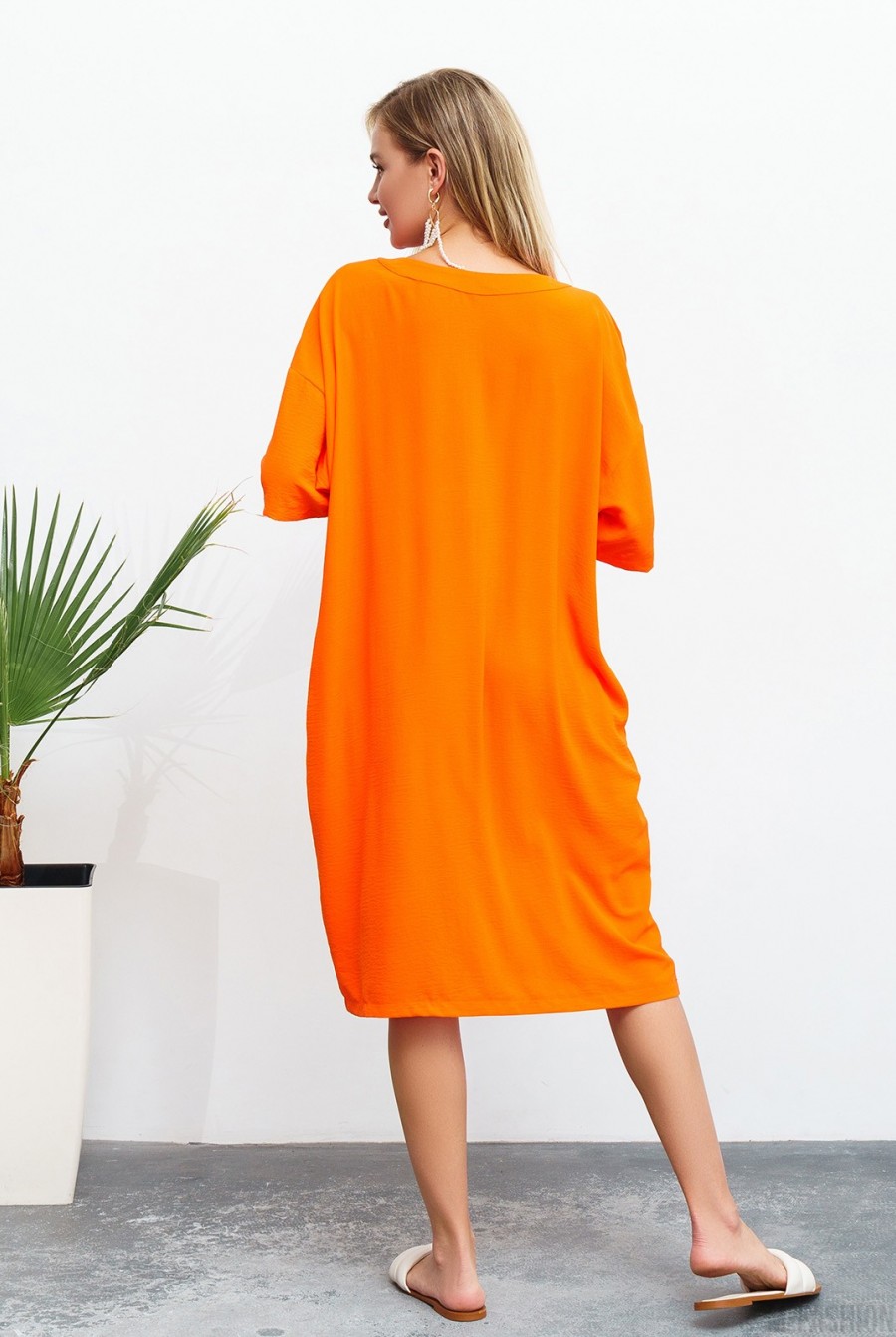 Оранжевое свободное платье с V-образной горловиной- Фото 3