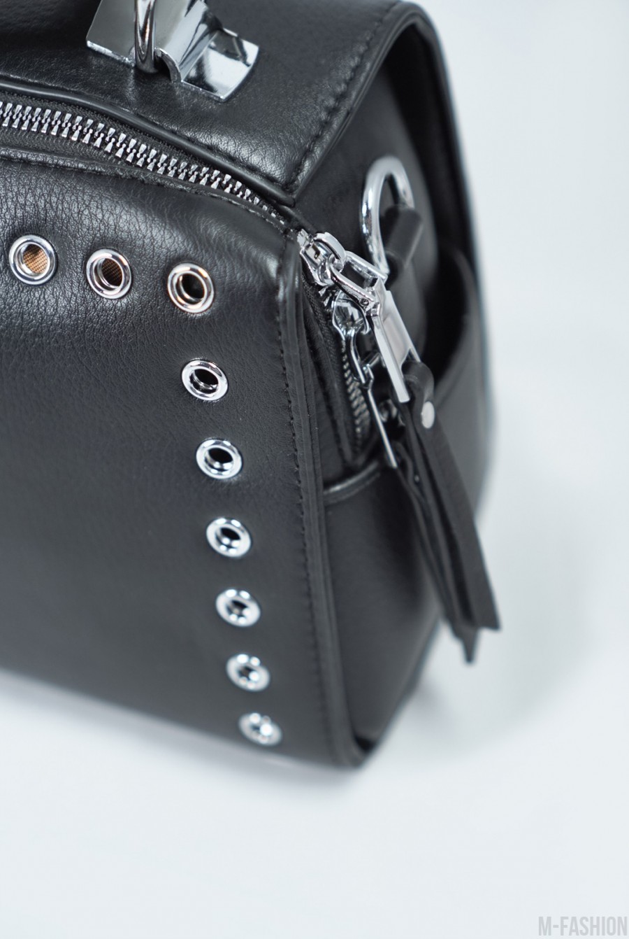 Черная сумка-чемоданчик с люверсами- Фото 4
