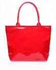 Красная лаковая сумочка для яркого образа