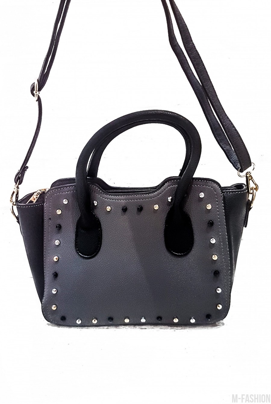 Серая женская сумочка с золотистыми и черными металлическими шипами- Фото 5