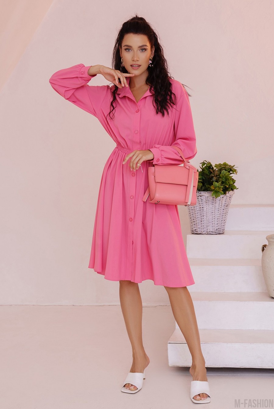 Розовое приталенное платье-рубашка - Фото 1
