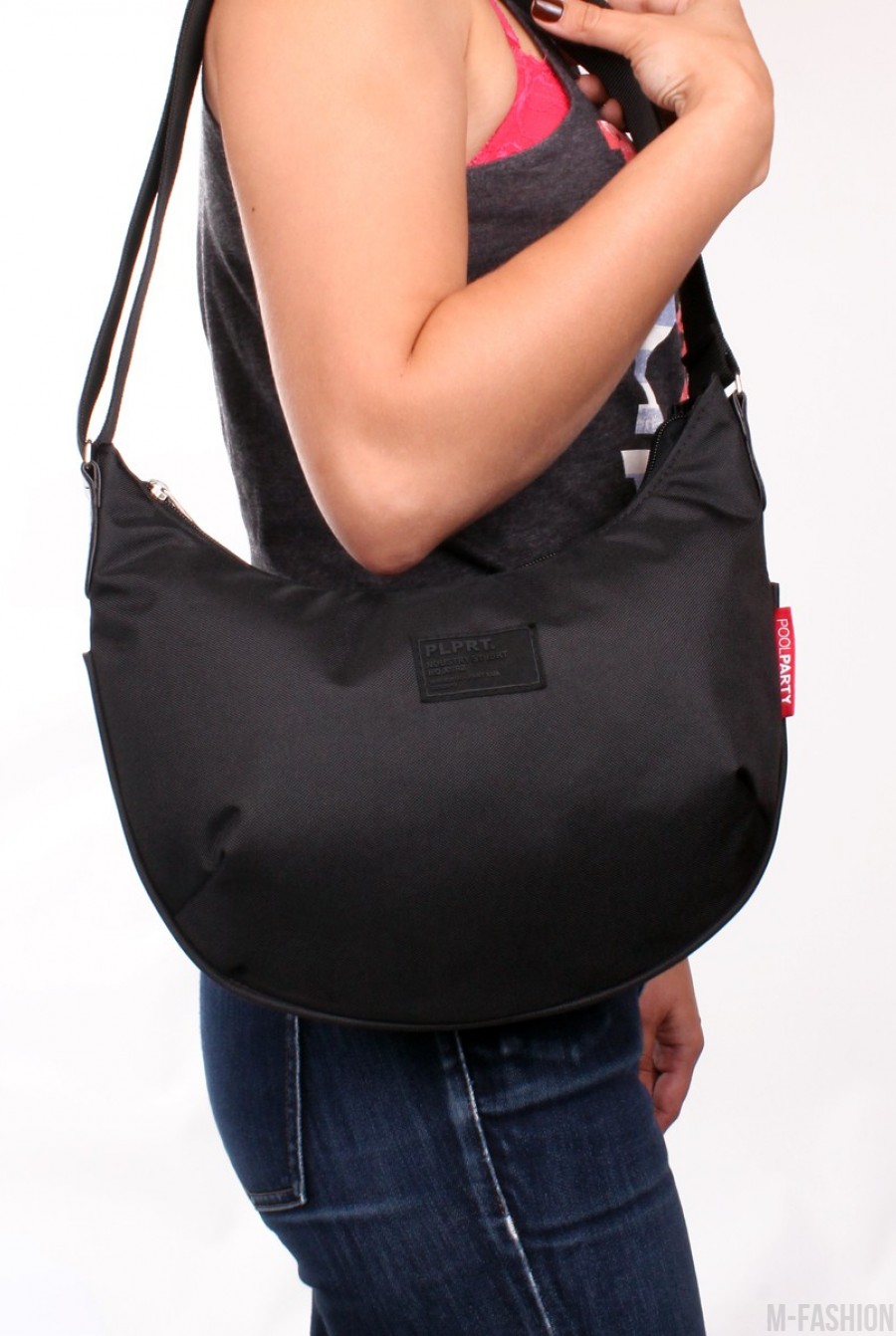 Черная сумочка с удобным ремнем на плечо- Фото 3