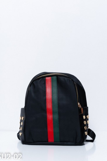 Черный рюкзак с заклепками и красно-зеленой полосой