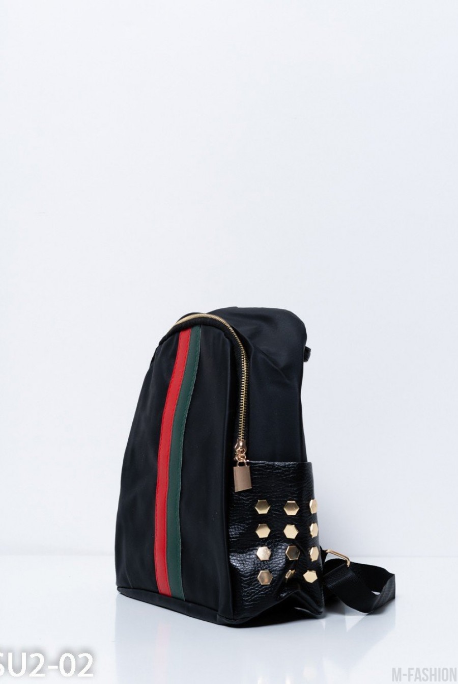 Черный рюкзак с заклепками и красно-зеленой полосой- Фото 2
