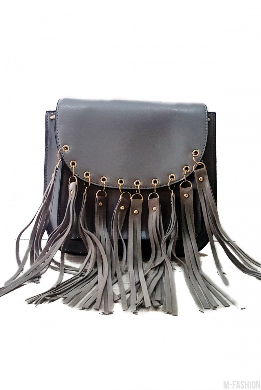 Серая женская сумочка из эко-кожи с длинной бахромой на металлических кольцах - Фото 1
