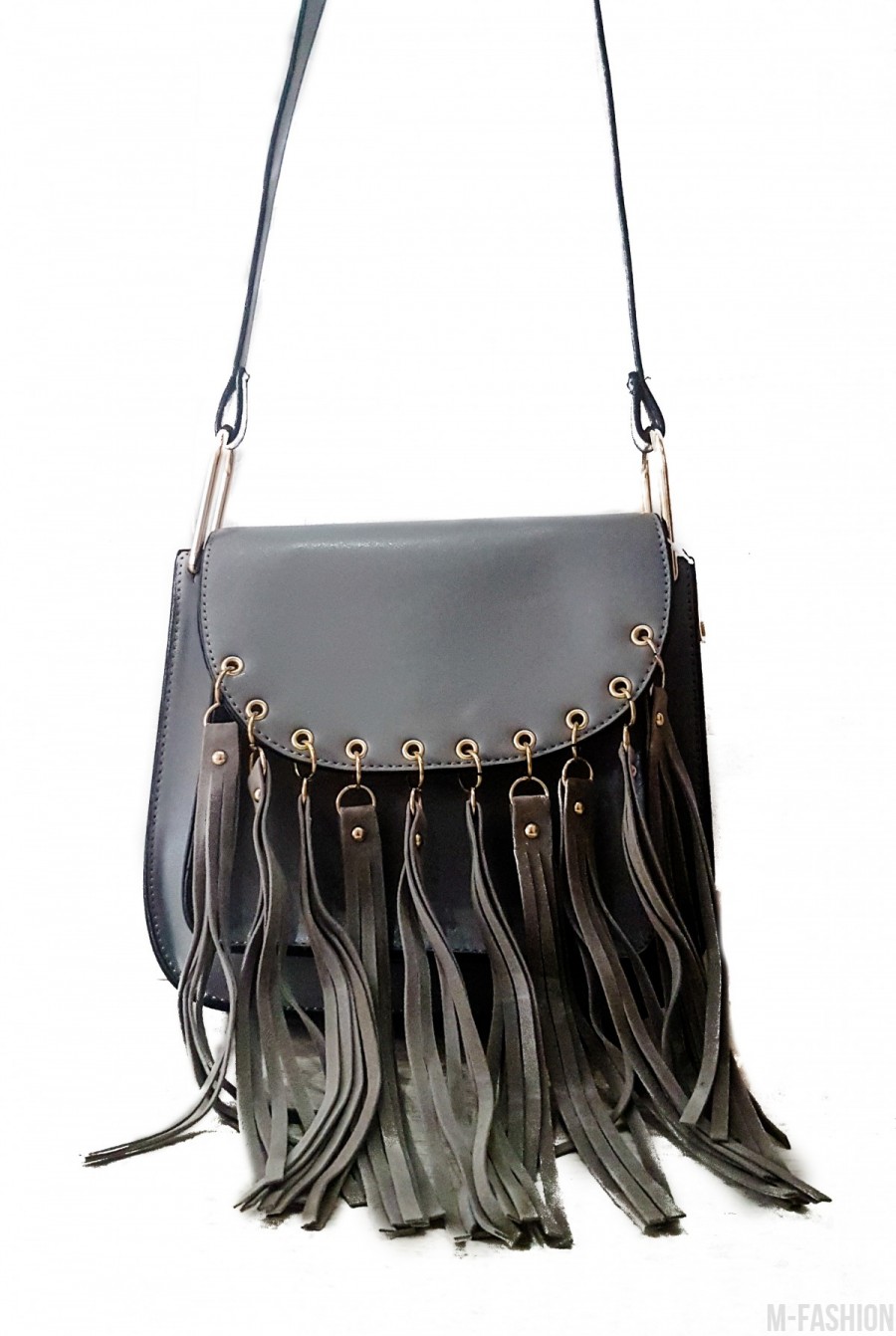 Серая женская сумочка из эко-кожи с длинной бахромой на металлических кольцах- Фото 4